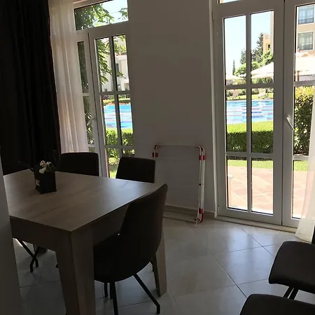 Flores Garden M Апартамент